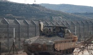 جنود إسرائيليون على ظهر مدرعة تقف عند خط وقف إطلاق النار بين المنطقة العازلة والجولان المحتل - 10 كانون الأول 2024 (رويترز)