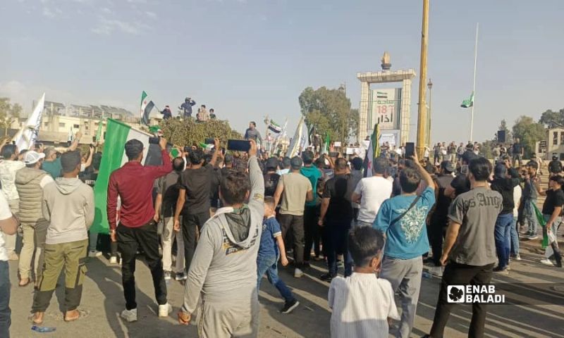 مظاهرات في ساحة 18 آذار في درعا للتنديد بمقتل الشاب معاذ البعير على يد الجيش الإسرائيلي - 23 تشرين الأول 2026 (عنب بلدي/ محجوب الحشيش)