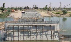 من عمليات تأهيل جسر "السياسة" في دير الزور - 23 أيلول 2026 (عنب بلدي)