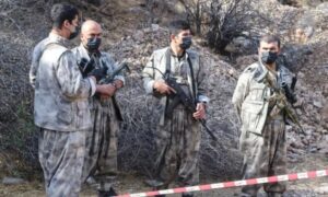 مقاتلون من حزب العمال الكردستاني خلال إعلان انسحابه من منطقة حدودية استراتيجية بشمال العراق – 16 تشرين الثاني 2025 (فرانس برس)