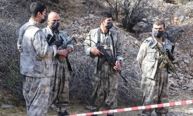 مقاتلون من حزب العمال الكردستاني خلال إعلان انسحابه من منطقة حدودية استراتيجية بشمال العراق – 16 تشرين الثاني 2025 (فرانس برس)