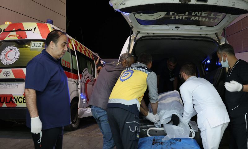فرق الدفاع المدني تنقل مصابين إلى مشافي حمص جراء حادث إطلاق نار عند تحويلة مصياف - 30 أيلول 2026 (سانا)