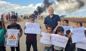 وقفة احتجاجية لأهالي قرية الحماميات تطالب بإزالة الألغام من القرية - 3 تشرين الأول 2026 (عنب بلدي/ محمد رشيد محمد)