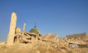 آثار الدمار لأحد مساجد قرية حمادة عمر - 13 حزيران 2026 (عنب بلدي/عدي الحاج حسين)