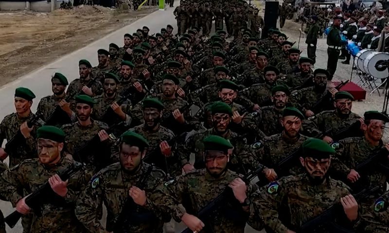 عناصر من حزب الله اللبناني ينفذون مسيرًا عسكريًا - 7 تشرين الأول 2024 (قناة المنار)