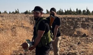 عناصر من الأمن السوري يحملون صاروخًا قالوا إنه كان بحوزة خلية مرتبطة بحزب الله اللبناني تنشط في ريف درعا الغربي - 29 أيلول 2026 (قوى الأمن الداخلي)