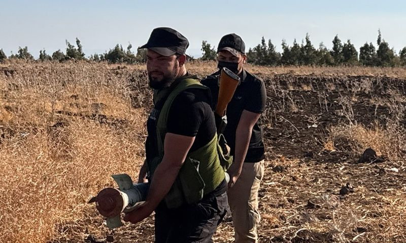 عناصر من الأمن السوري يحملون صاروخًا قالوا إنه كان بحوزة خلية مرتبطة بحزب الله اللبناني تنشط في ريف درعا الغربي - 29 أيلول 2026 (قوى الأمن الداخلي)