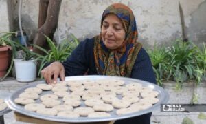 امراة من الجزيرة السورية تقلّب أقراص الكشك كي تجف – 25 آب 2026 (عنب بلدي)