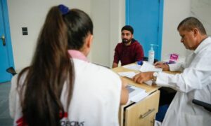 مواطن سوري يحصل على استشارة طبية في أحد المراكز الصحية - 26 تشرين الأول 2026 (أطباء بلا حدود)