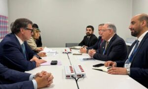 وزير المالية السوري محمد يسر برنية يبحث مع وزير الاقتصاد والمالية الإيطالي جيانكارلو جيورجيتي سبل معالجة الديون القائمة بذمة سوريا تجاه إيطاليا في العاصمة التايلندية بانكوك - 16 تشرين الأول 2026 (وزارة المالية السورية) 