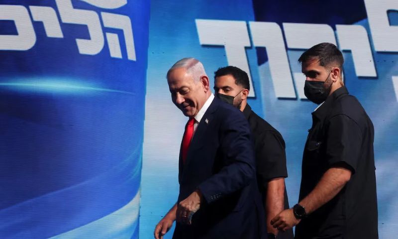 رئيس الوزراء الإسرائيلي بنيامين نتنياهو يسير في مقر حملة الليكود الانتخابية في القدس عقب إعلان نتائج استطلاعات الرأي بعد الانتخابات في إسرائيل - 28 تشرين الأول 2026 (رويترز)