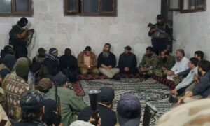 صورة الجلسة التي عقد فيها اتفاق وقف إطلاق النار في مخيم حارم يظهر على يسار الصور عمر أومسن - 23 تشرين الأول 2025 (مازن عرج)