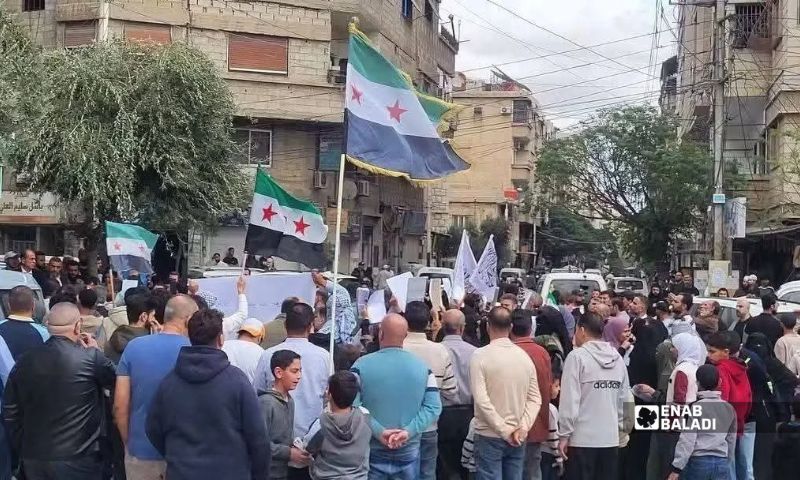 وقفة احتجاجية لأهالي جديدة عرطوز البلد في ريف دمشق على الاعتقالات الإسرائيلية لسوريين من القنيطرة ودرعا - 30 تشرين الأول 2026 (عنب بلدي/عبد الله الوني)