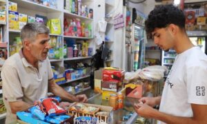 تسوق من أحد المحال التجارية بريف دمشق بوجود حالة من التضخم تسود الأسواق- 28 أيلول 2026 (عنب بلدي) 