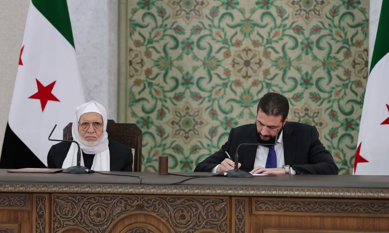 الرئيس السوري أحمد الشرع وبجانبه الشيخ أسامة الرفاعي خلال الإعلان عن تشكيل مجلس الإفتاء الأعلى - 28 آذار 2025 (رئاسة الجمهورية)