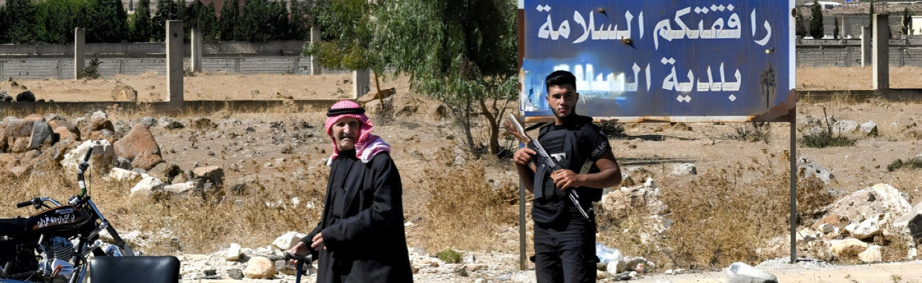 عنصر من قوى الأمن الداخلي السورية يتمركز عند حاجز في بلدة السلام بمحافظة القنيطرة، قرب الجولان السوري المحتل- 7 من تشرين الأول 2026. (لؤي بشارة/ فرانس برس)
