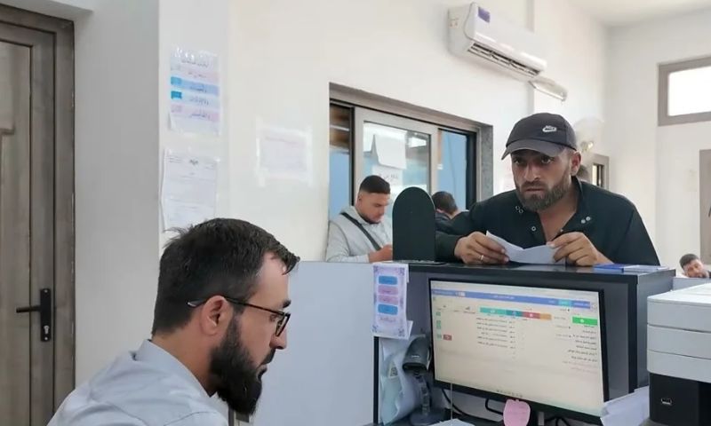 أصحاب سيارات يقدمون لتسجيل مركباتهم في مديرية التسجيل بوزارة النقل - 5 آب 2026 (وزارة النقل)