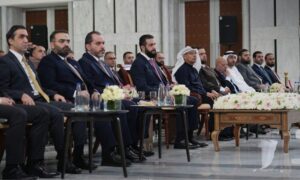 الرئيس السوري أحمد الشرع وإلى جواره رجل الأعمال الإماراتي محمد العبار وعدد من الوزراء السوريين في حفل إطلاق مشاريع استثمارية للعبار في قصر الشعب - 5 تشرين الأول 2026 (سانا)