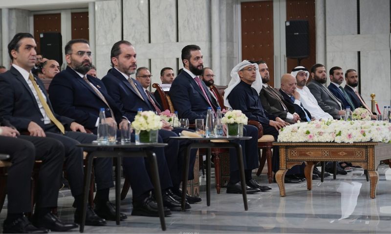 الرئيس السوري أحمد الشرع وإلى جواره رجل الأعمال الإماراتي محمد العبار وعدد من الوزراء السوريين في حفل إطلاق مشاريع استثمارية للعبار في قصر الشعب - 5 تشرين الأول 2026 (سانا)