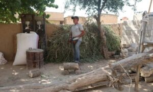 رجل في الحسكة يستخدم منشارًا كهربائيًا لتقطيع أخشاب استعدادا للشتاء – 1 تشرين الأول 2026 (هاوار)