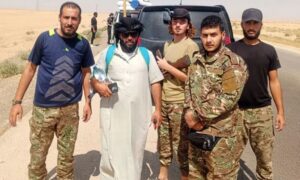 عبد الله النايف برفقة عدد من جنود الجيش السوري الذين التقوه قبيل وصوله إلى دمشق قادمًا من دير الزور – 23 أيلول 2026 (فيسبوك/ أحمد المبرد)