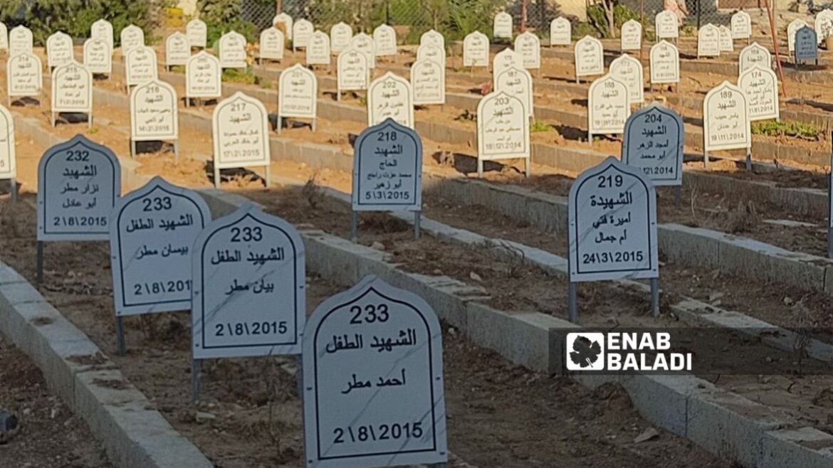 مقبرة "الشهداء" التي تضم ضحايا مجزرة آب 2012 في داريا بريف دمشق - 24 آب 2025 (عنب بلدي/سدرة الحريري)