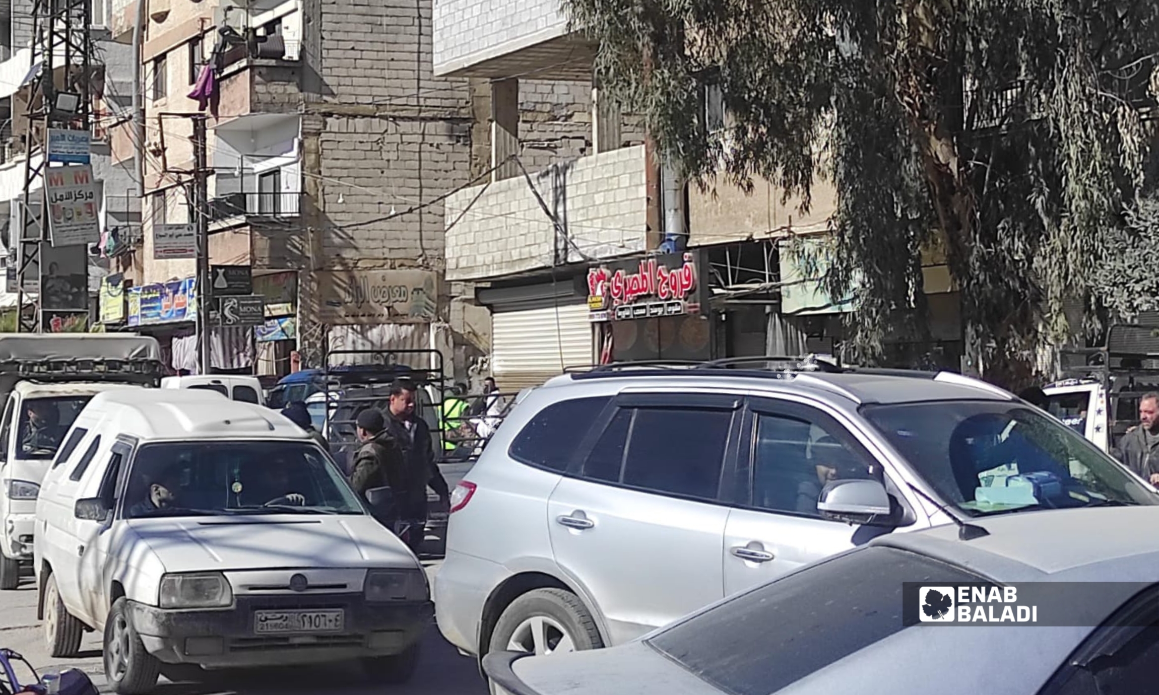 ازدحام مروري في أحد شوارع مدينة داريا، مع اصطفاف سيارات ودراجات نارية على جانبي الطريق قبيل موعد الإفطار