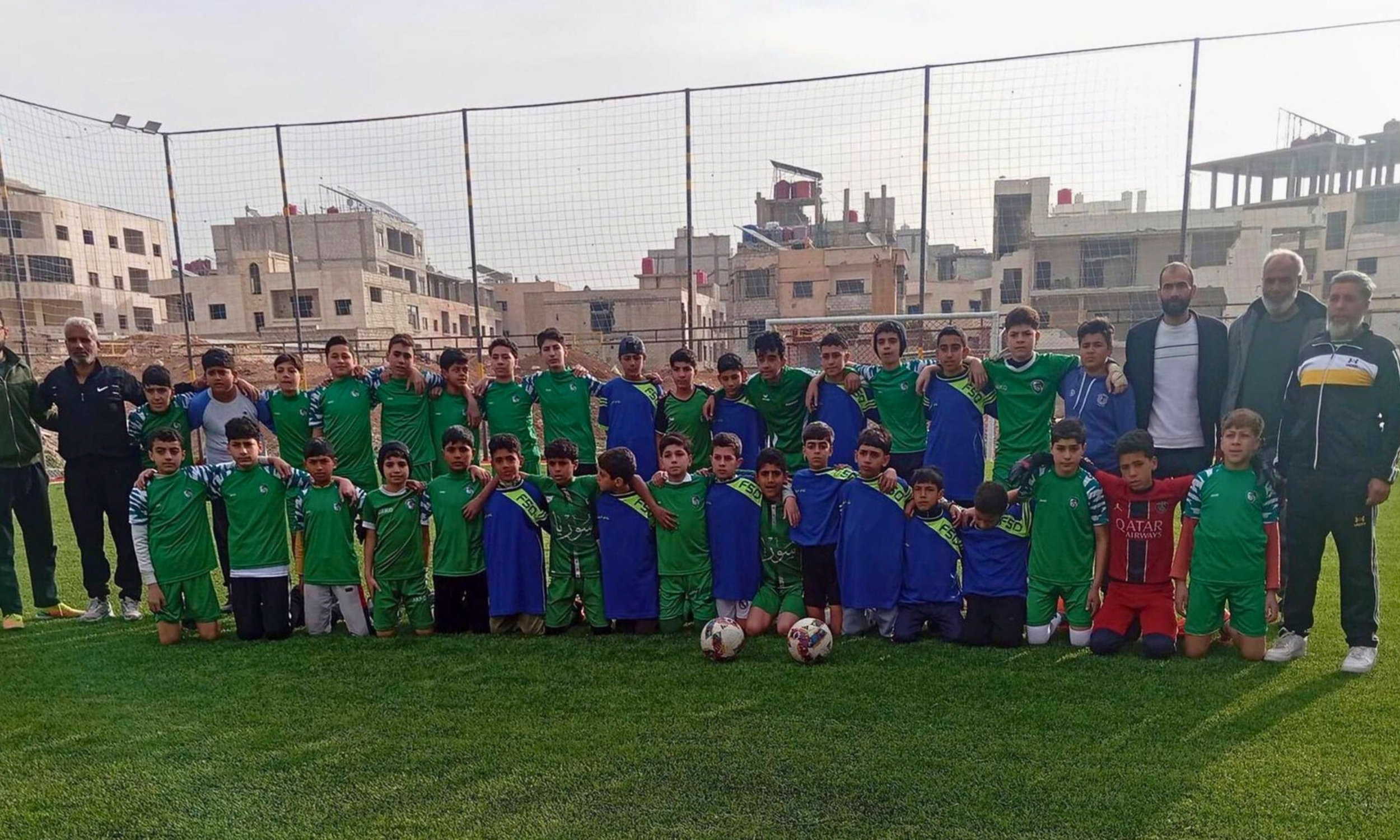 لاعبو براعم نادي داريا الرياضي خلال صورة جماعية على ملعب النادي في مدينة داريا – 13 شباط 2026 (صفحة نادي داريا الرياضي - فيسبوك)