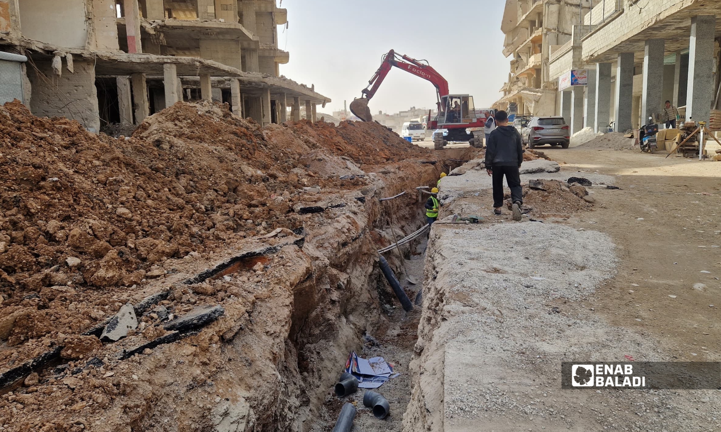 أعمال حفر لإعادة تأهيل شبكة الصرف الصحي في منطقة الجمعيات بمدينة داريا - 16 شباط 2026 (عنب بلدي)