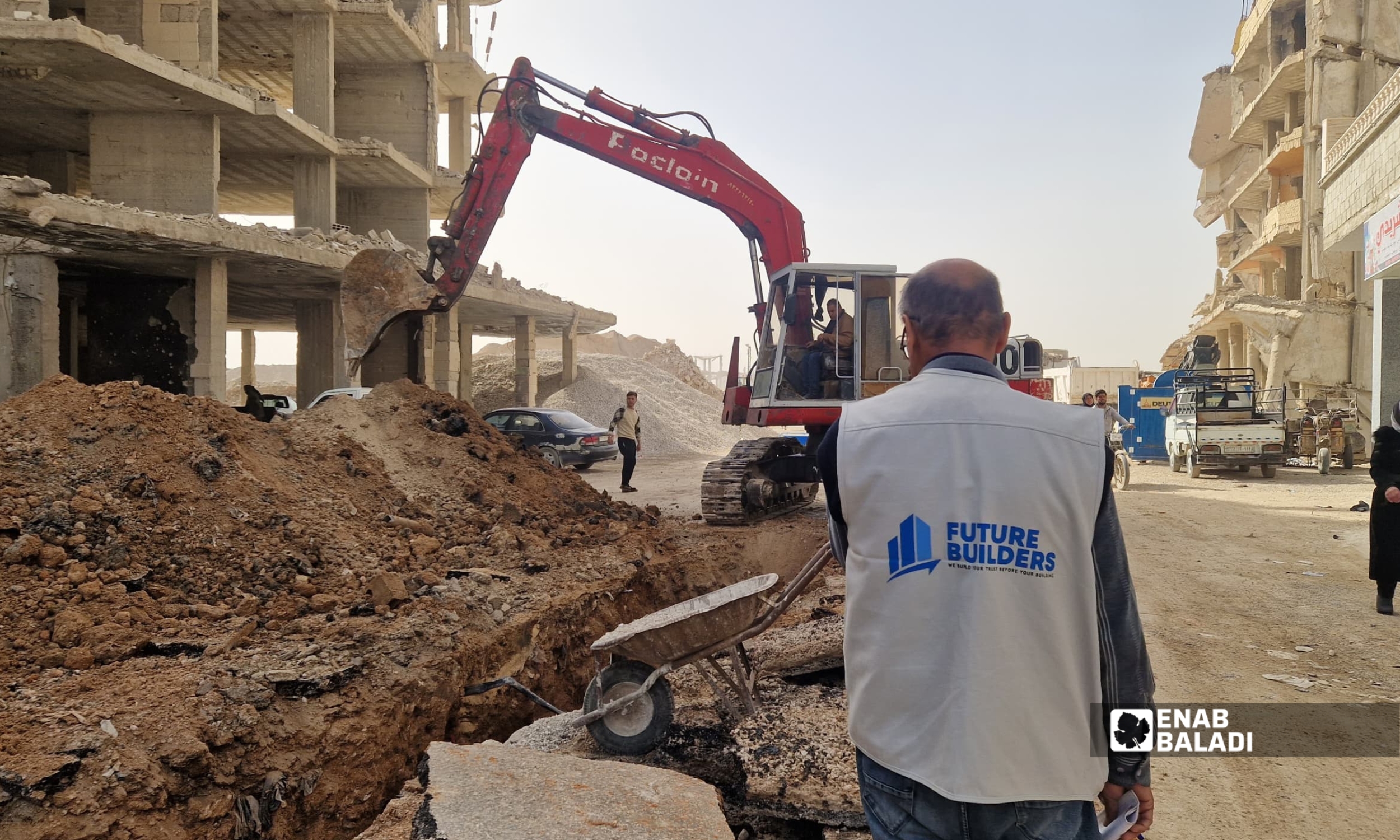 أعمال حفر لإعادة تأهيل شبكة الصرف الصحي في منطقة الجمعيات بمدينة داريا - 16 شباط 2026 (عنب بلدي)