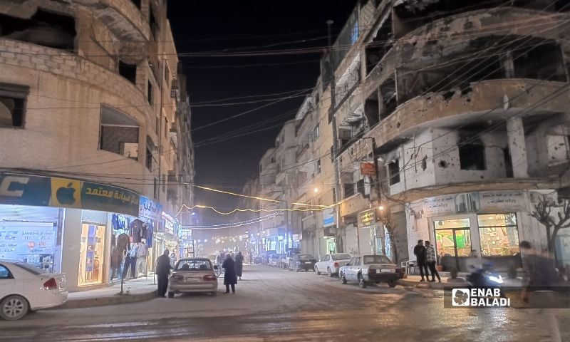 زينة رمضان تضيء أحد شوارع داريا مساءً - 16 شباط 2026 (عنب بلدي)