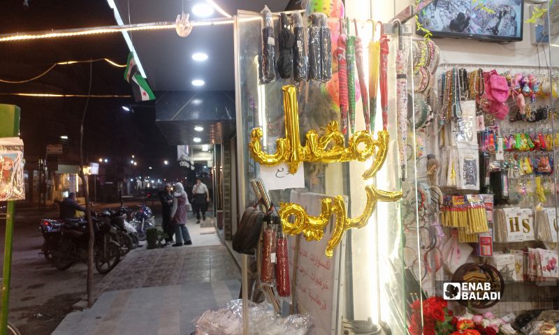 محل تجاري يعلق زينة رمضان على واجهته - 16 شباط 2026 (عنب بلدي)