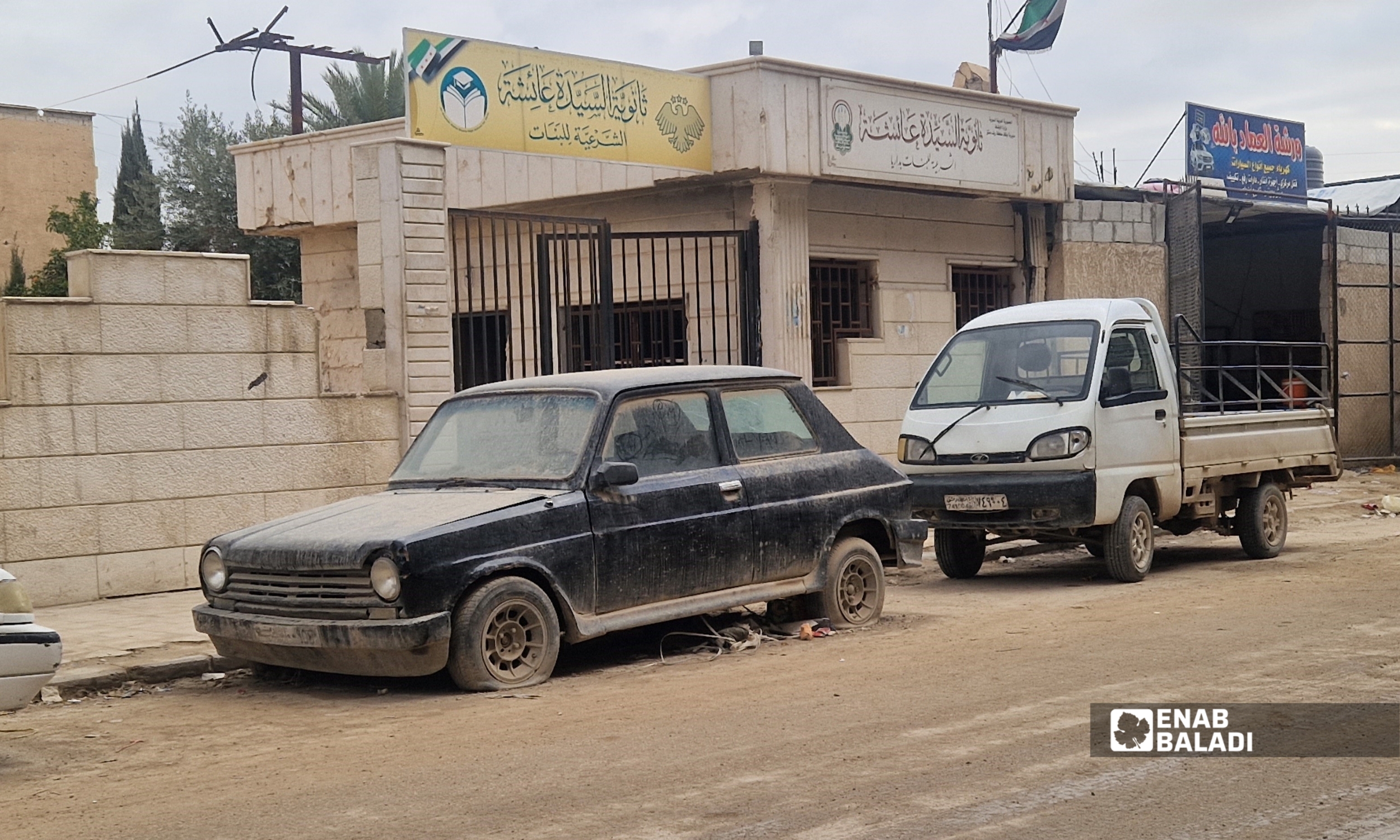 سيارة قديمة متروكة في شارع وسط داريا – 12 شباط 2026 (عنب بلدي)