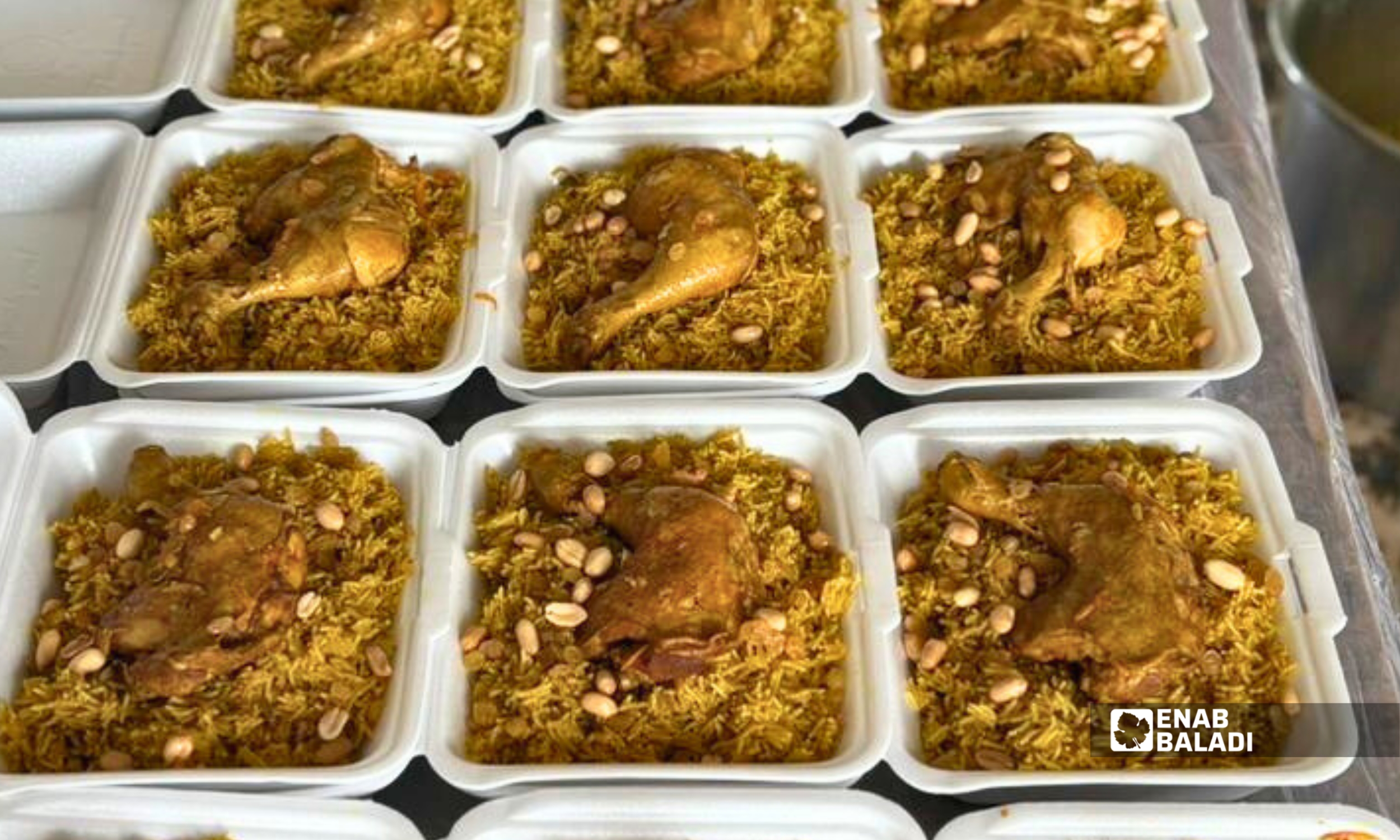 متطوعون من فريق “يانا” أثناء إعداد وجبات إفطار ضمن مبادرة “سكبة رمضان” في داريا – 24 شباط 2026 (عنب بلدي -  أنس تقى)