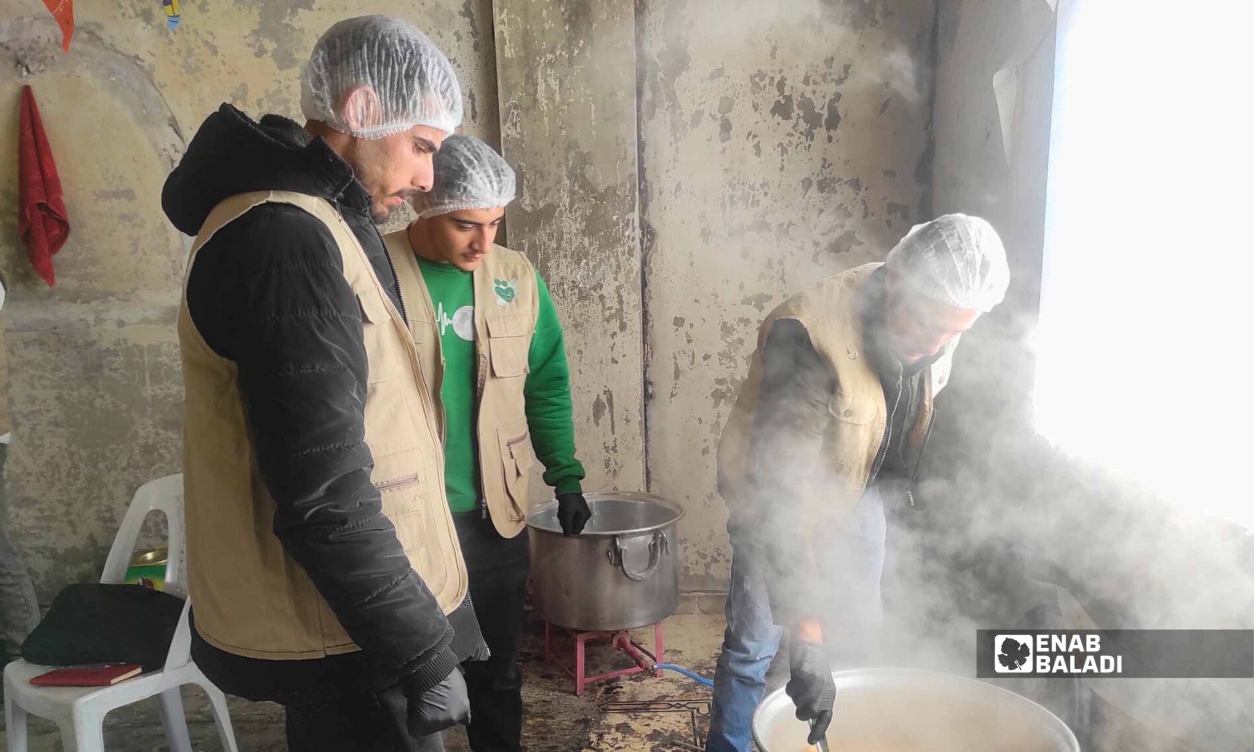 متطوعون من فريق “يانا” أثناء إعداد وجبات إفطار ضمن مبادرة “سكبة رمضان” في داريا – 24 شباط 2026 (عنب بلدي -  أنس تقى)
