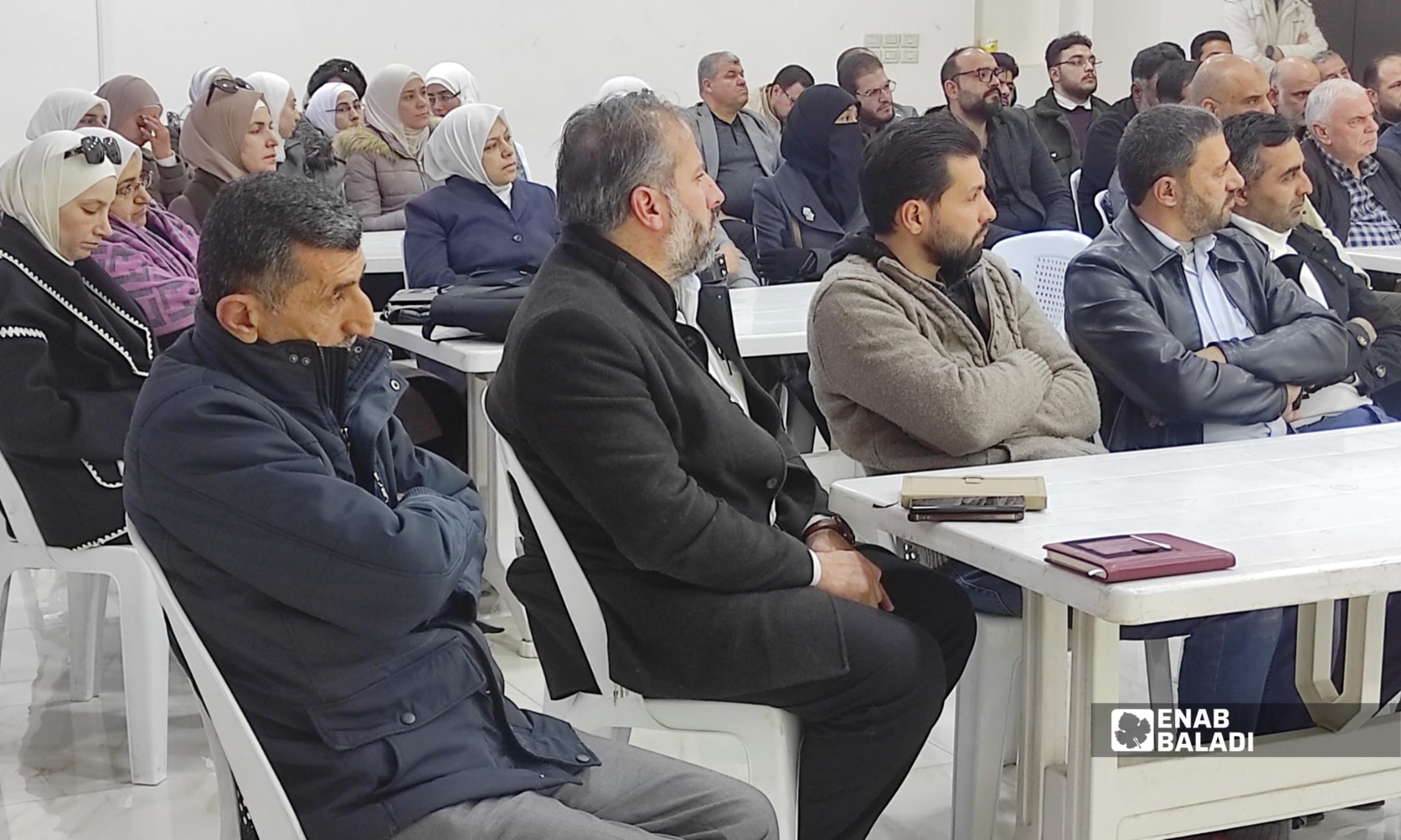 مشاركون من أهالي وفعاليات محلية خلال فعالية «هوية مكان» في المركز الثقافي بمدينة داريا - 8 شباط 2026 (عنب بلدي - أنس تقى)
