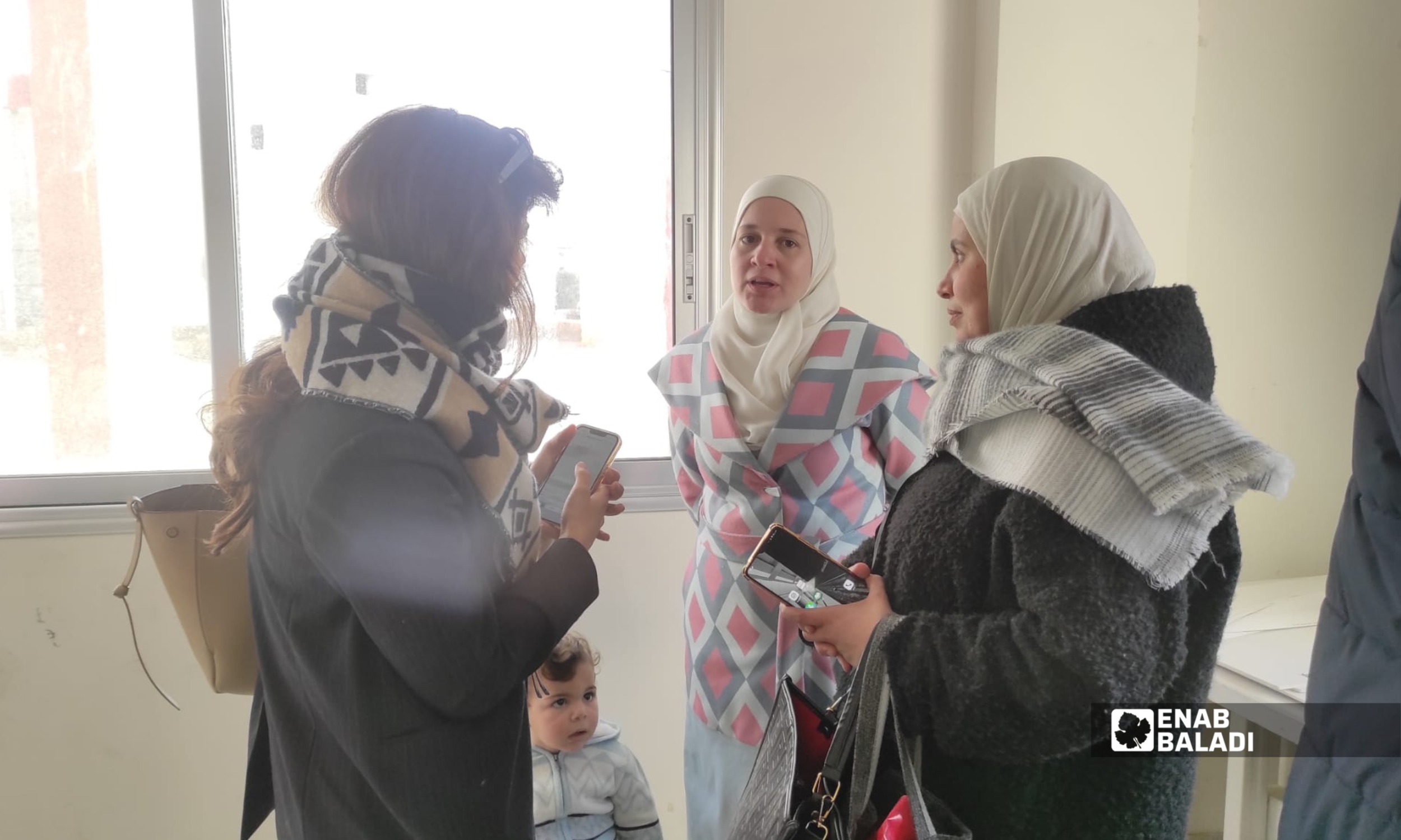 «هوية مكان».. نقاش مجتمعي حول ملامح داريا العمرانية بعد الحرب 24 مشاركون من أهالي وفعاليات محلية خلال فعالية «هوية مكان» في المركز الثقافي بمدينة داريا - 8 شباط 2026 (عنب بلدي - أنس تقى)