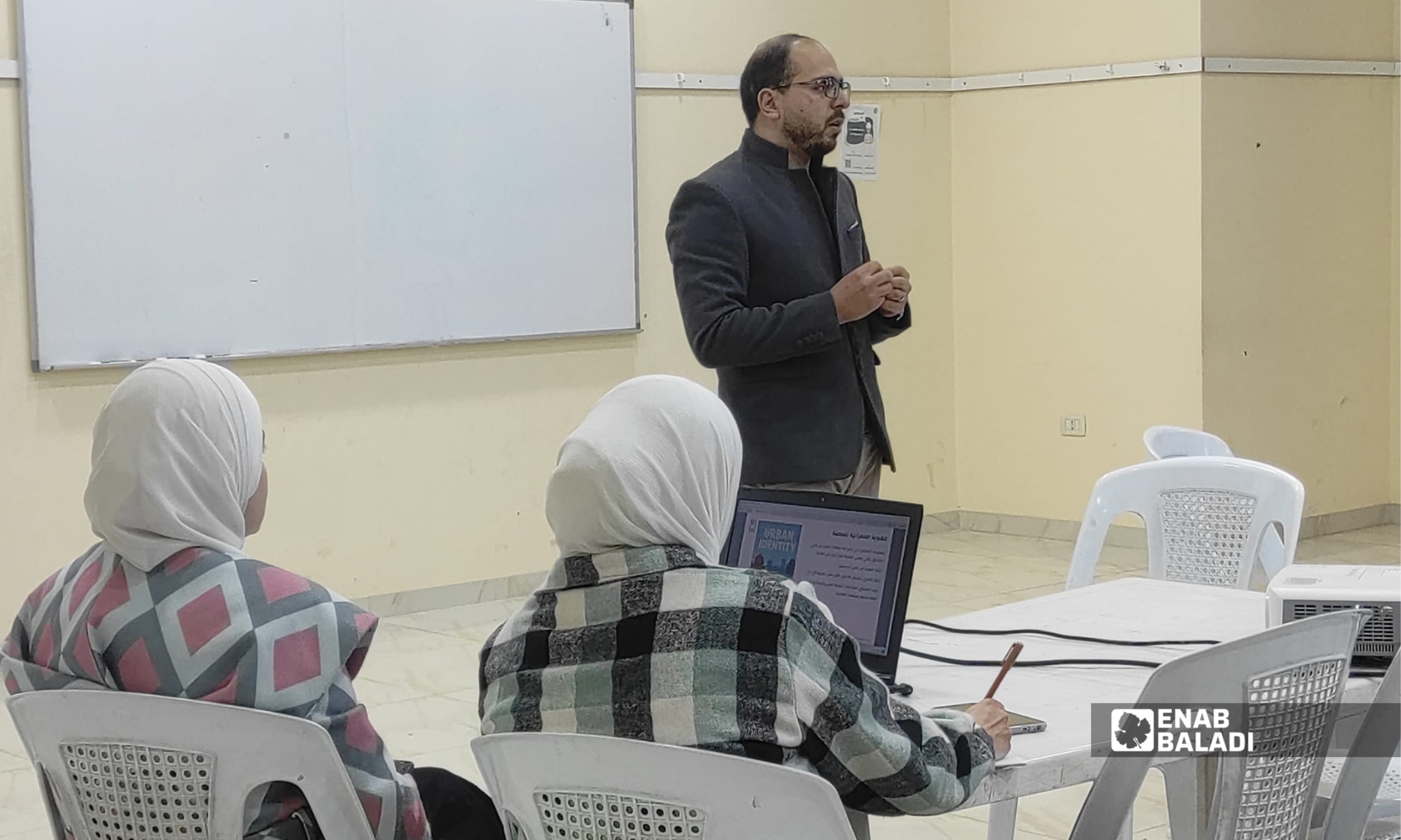 مشاركون من أهالي وفعاليات محلية خلال فعالية «هوية مكان» في المركز الثقافي بمدينة داريا - 8 شباط 2026 (عنب بلدي - أنس تقى)