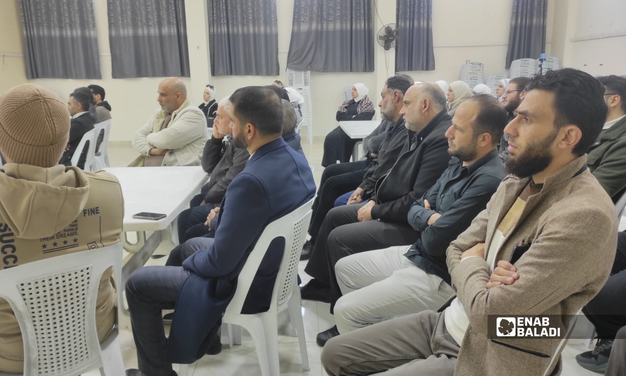 مشاركون من أهالي وفعاليات محلية خلال فعالية «هوية مكان» في المركز الثقافي بمدينة داريا - 8 شباط 2026 (عنب بلدي - أنس تقى)