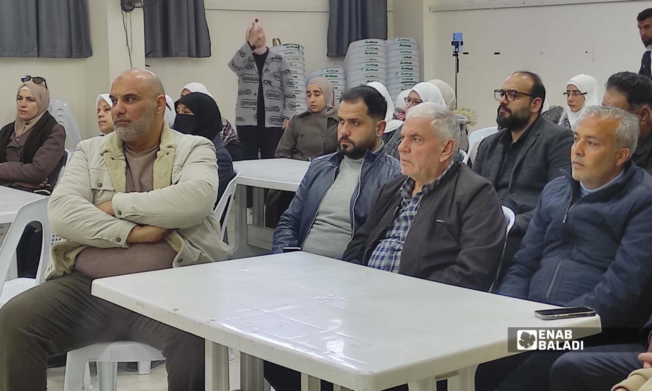 «هوية مكان».. نقاش مجتمعي حول ملامح داريا العمرانية بعد الحرب 17 مشاركون من أهالي وفعاليات محلية خلال فعالية «هوية مكان» في المركز الثقافي بمدينة داريا - 8 شباط 2026 (عنب بلدي - أنس تقى)