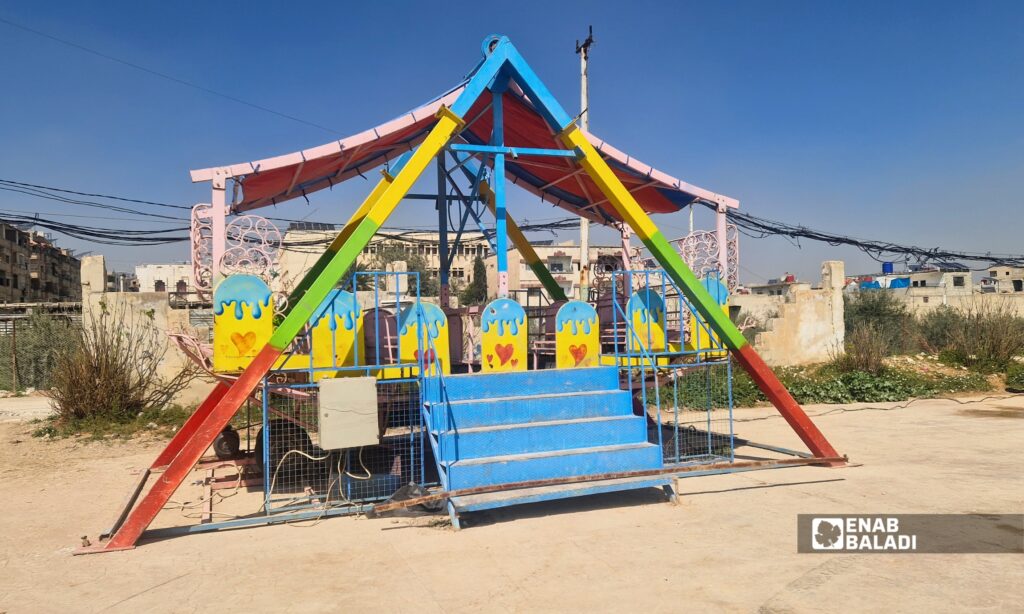 إحدى ألعاب العيد بعد بدء تجهيزها داخل الحديقة العامة في داريا