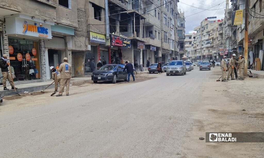 تسوية وتنظيف الطريق في منطقة جامع الخولاني بمدينة داريا