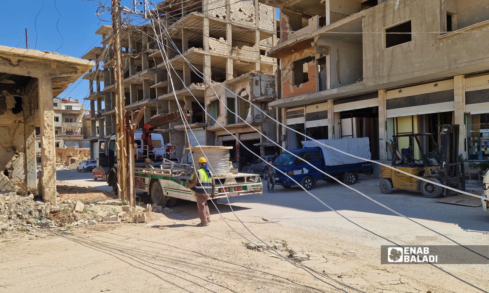 استكمال تمديد شبكة الكهرباء في شارع الوحدة بمدينة داريا – 10 آذار 2026 (عنب بلدي-سعيد خشفة)