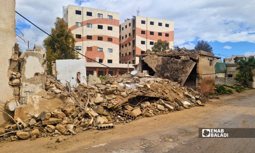 انهيار منزل مهجور في داريا يقطع طريقًا فرعيًا في ساحة شريدي 11 أنقاض منزل مهجور انهار في ساحة شريدي على طريق الجمعيات بمدينة داريا بعد العاصفة المطرية