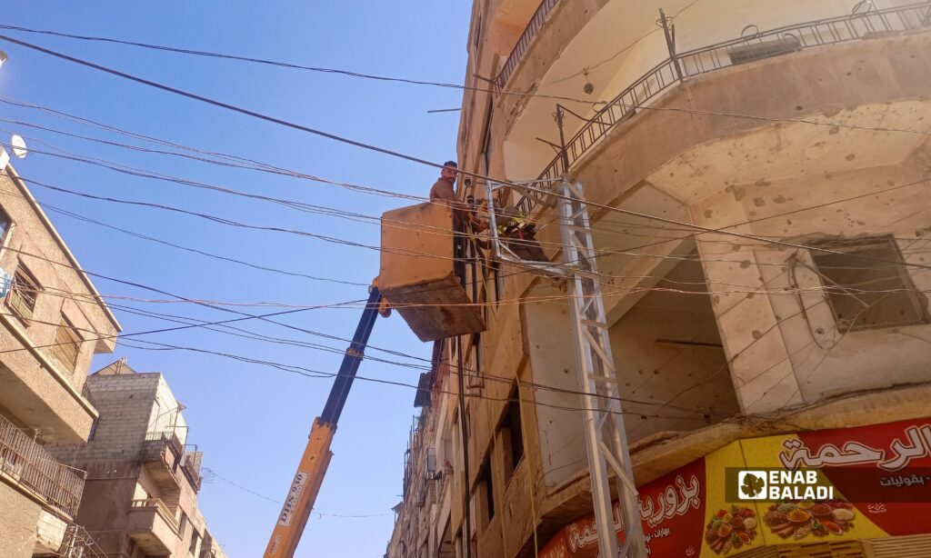 أعمال تركيب محولة كهربائية جديدة في حي الشاميات بمدينة داريا 