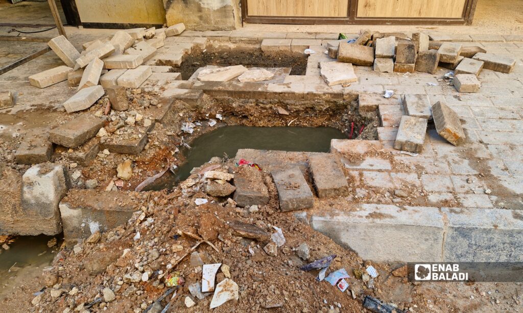 مياه صرف صحي متسربة تغطي جزءًا من شارع في حي الشاميات بمدينة داريا 
