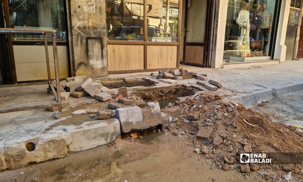 مياه صرف صحي متسربة تغطي جزءًا من شارع في حي الشاميات بمدينة داريا 