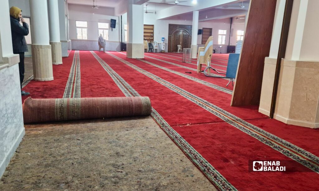 إزالة جزء من سجاد جامع الرحمن في داريا تمهيدًا لتنظيف الحرم بعد تسرب المياه إليه 