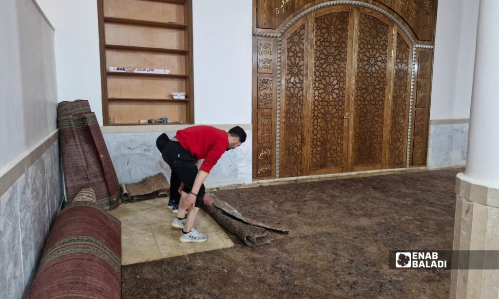 إزالة جزء من سجاد جامع الرحمن في داريا تمهيدًا لتنظيف الحرم بعد تسرب المياه إليه 