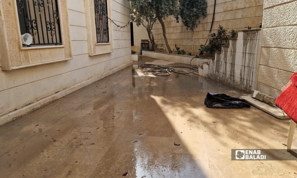 تجمع مياه داخل مرافق جامع الرحمن في داريا 
